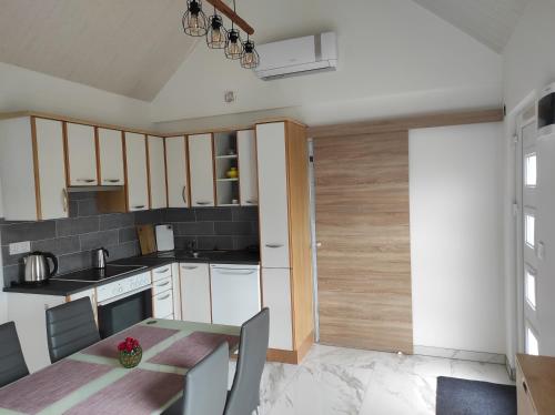 Η κουζίνα ή μικρή κουζίνα στο Vadgalamb Apartmanház