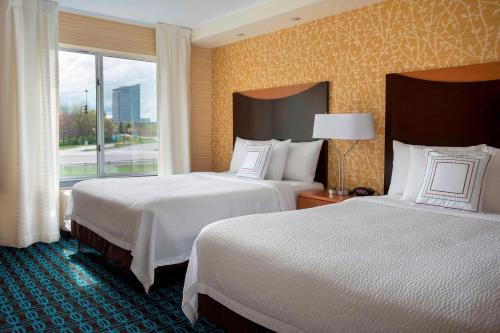 מיטה או מיטות בחדר ב-Fairfield Inn & Suites Verona