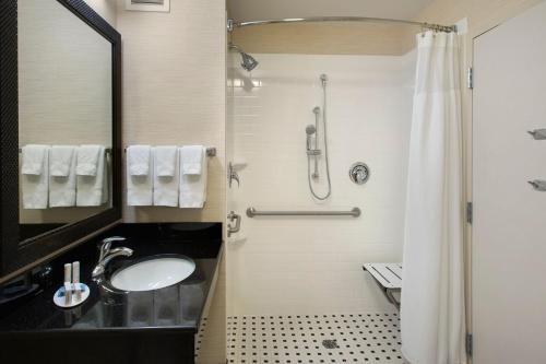 La salle de bains est pourvue d'un lavabo et d'une douche. dans l'établissement Fairfield Inn & Suites Verona, à Verona