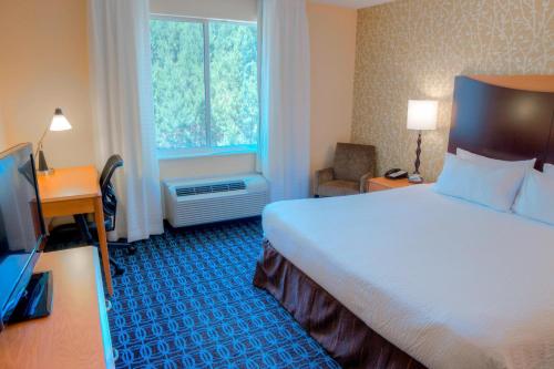 a hotel room with a bed and a window at Fairfield Inn & Suites by Marriott Mobile Daphne/Eastern Shore in Spanish Fort