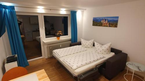 mały pokój z łóżkiem i oknem w obiekcie Ferienappartement Melanie w Füssen