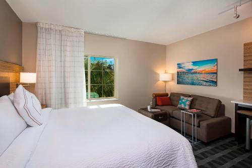 A bed or beds in a room at TownePlace Suites by Marriott Fort Myers Estero