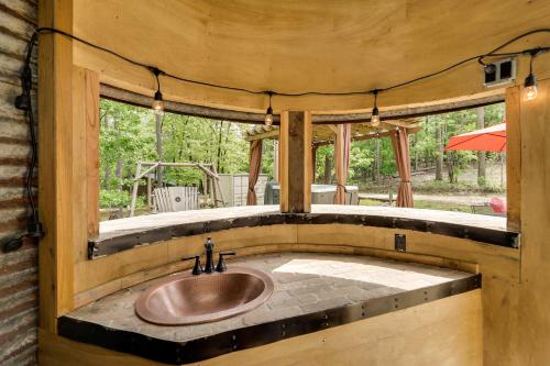 - une salle de bains pourvue d'un lavabo dans l'établissement Western Daze Broken Bow Cabin in Hochatown!, à Stephens Gap