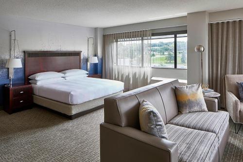 une chambre d'hôtel avec un lit et un canapé dans l'établissement Minneapolis Marriott West, à Saint Louis Park