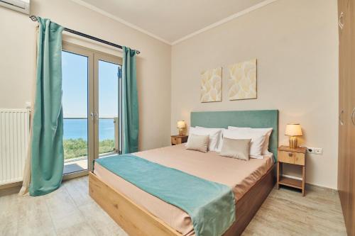 een slaapkamer met een bed en een groot raam bij Pelagaki Sunrise in Orthoniaí