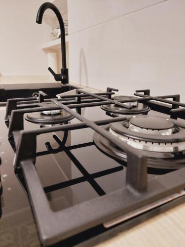 a stove top with four burners on it in a kitchen at Apartament Finezja in Sandomierz