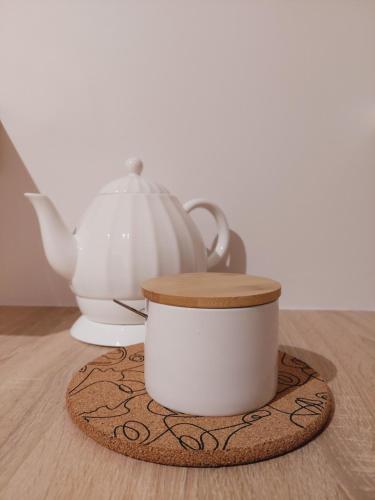 a tea pot and a tea kettle on a coaster at Apartament Finezja in Sandomierz