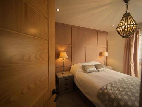 1 dormitorio con 1 cama con cabecero de madera grande en Brookwood, en Pickering