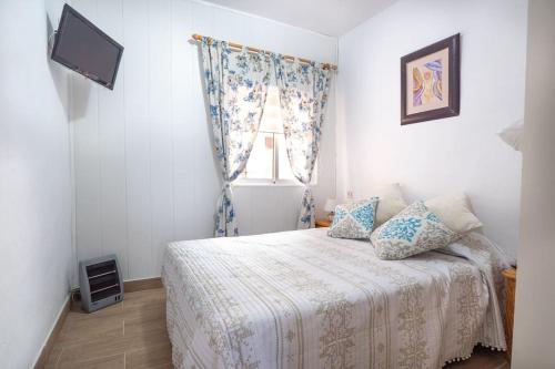 a bedroom with a bed and a window at Casa el Monte in San Juan del Reparo