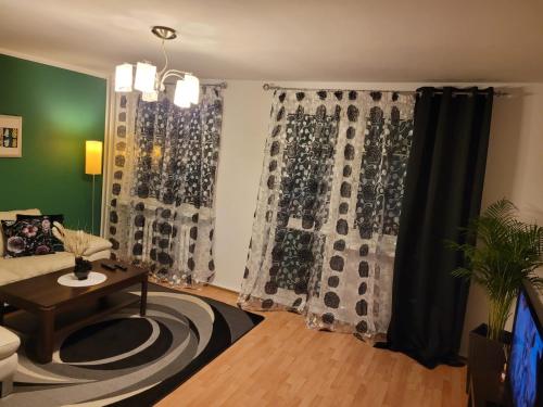 Televízia a/alebo spoločenská miestnosť v ubytovaní Apartament Basztowa