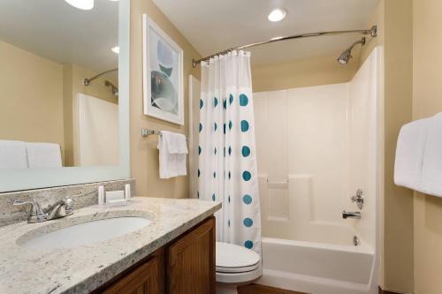 y baño con lavabo, aseo y ducha. en TownePlace Suites Salt Lake City Layton, en Layton