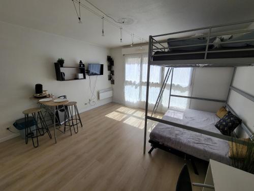 um quarto com um beliche e uma mesa em Les appartements de Saint Charles em Marselha