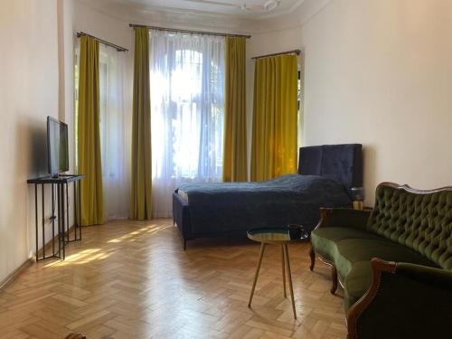 uma sala de estar com uma cama e um sofá em Apt * Stella em Breslávia