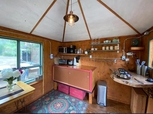 eine Küche mit einer Theke und einem Tisch in einem Zimmer in der Unterkunft Funky Bunky in Nelson