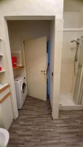 a bathroom with a shower and a washing machine at Delizioso bilocale a Trento in Trento