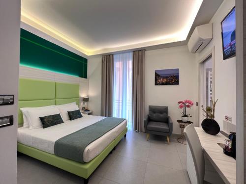 um quarto de hotel com uma cama e uma cadeira em Cinqueterre Behind em La Spezia