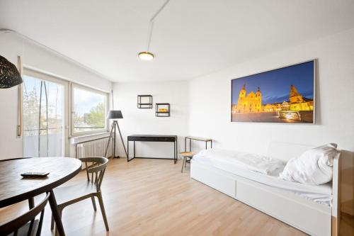 ein Wohnzimmer mit einem Bett und einem Tisch in der Unterkunft Sali Homes - FeWo Blühendes Barock Ludwigsburg in Ludwigsburg