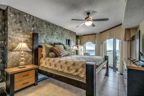 1 dormitorio con 1 cama y ventilador de techo en South Wind Penthouse 3, en Myrtle Beach