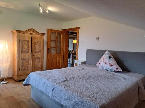 Schlafzimmer mit einem Bett und einer Holztür in der Unterkunft Ferienwohnung Alpenpanorama in Halblech