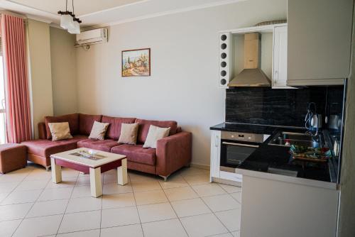 Apartament CDS في دوريس: غرفة معيشة مع أريكة وطاولة