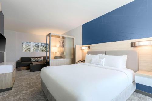 フリーモントにあるSpringHill Suites by Marriott San Jose Fremontの大きなベッドとソファが備わるホテルルームです。