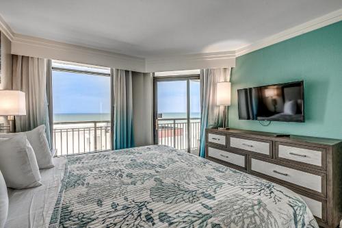 um quarto com uma cama e uma varanda com o oceano em Grande Cayman 965 em Myrtle Beach