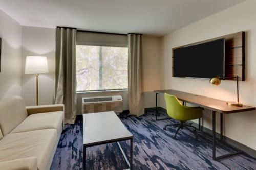 Televisyen dan/atau pusat hiburan di Fairfield by Marriott Inn & Suites Dalton