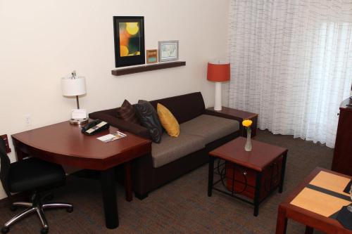 - un salon avec un canapé et une table dans l'établissement Residence Inn by Marriott Sebring, à Sebring