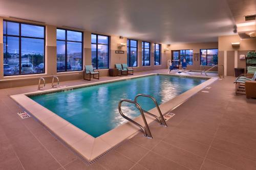 una gran piscina en una habitación de hotel en Residence Inn Salt Lake City Murray, en Murray