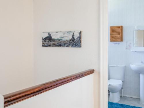 baño con aseo y una foto en la pared en Cottage View, en Hope-Cove