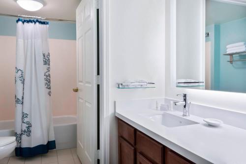 een badkamer met een wastafel, een toilet en een douche bij Residence Inn Tampa Westshore Airport in Tampa