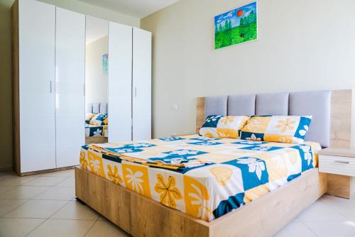 una camera con letto king-size di Apartament CDS a Durrës