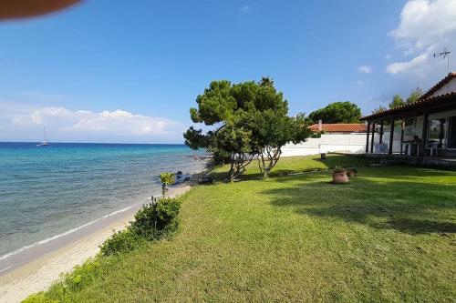 Olga Studio House in front of the beach