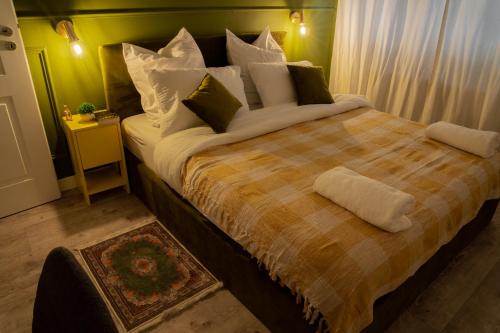クルジュ・ナポカにあるSmiling Apartmentのベッドルーム(大型ベッド1台、枕付)