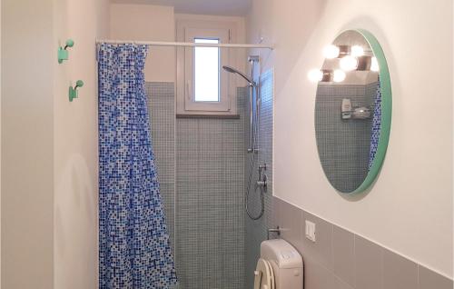 bagno con doccia e tenda blu di Nice Apartment In Petrignano Bivio With Kitchen a Casette
