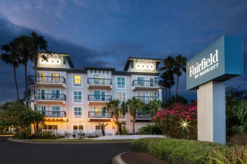 Fairfield Inn & Suites by Marriott Destin في ديستين: فندق امامه لافته