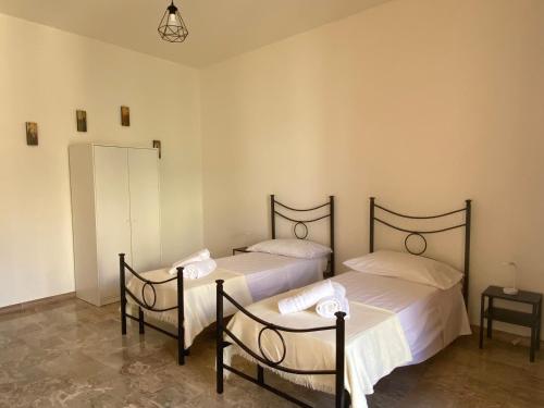 2 posti letto in una camera con 2 sedie di Casa CanEli a Pachino