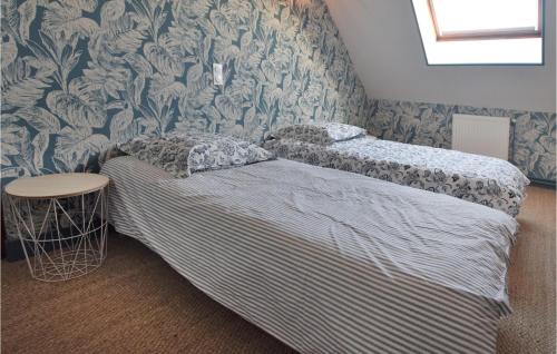Ένα ή περισσότερα κρεβάτια σε δωμάτιο στο 4 Bedroom Cozy Home In Montsenelle