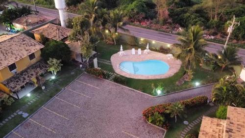 uma vista superior de uma piscina num resort em Casa em Búzios com Vista para o Mar em Búzios