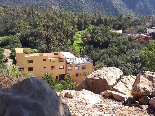 阿加迪爾的住宿－gite rurale Sousse paradis Vallée，山顶上岩石的房子