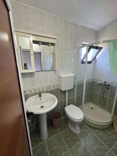 uma casa de banho com um lavatório, um WC e um chuveiro em Apartments Near The Coast - Milla em Ulcinj