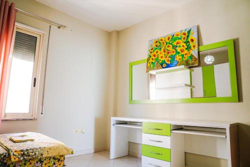 Apartament CDS في دوريس: غرفة مع طاولة تزيين ومرآة