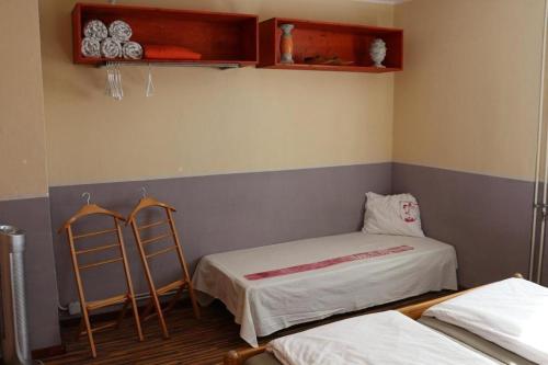 Habitación con 2 camas y 2 sillas. en Barlis - stilvolle Ferien in typischem Dorfhaus, en Alpnach