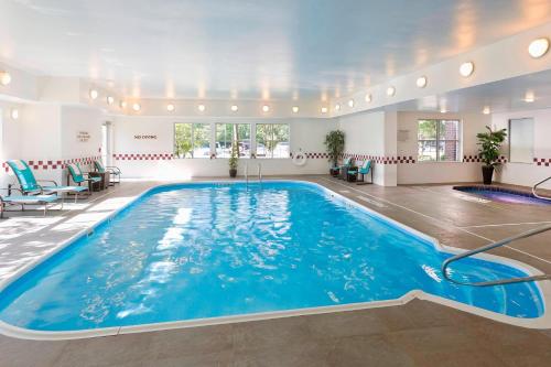 una grande piscina con acqua blu in una camera d'albergo di Residence Inn by Marriott Houston The Woodlands/Lake Front Circle a The Woodlands