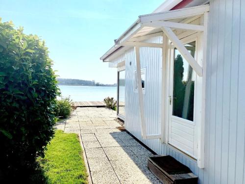 Ijsselmeer-Ferienhaus auf einer Ferieninsel umgeben von Wasser mit einenem Steig