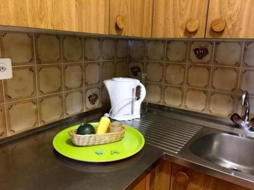 eine Küchentheke mit einem Teller mit einem Obstkorb in der Unterkunft Ferienwohnung Casa Margherita mit Traumaussicht in Rigi Kaltbad