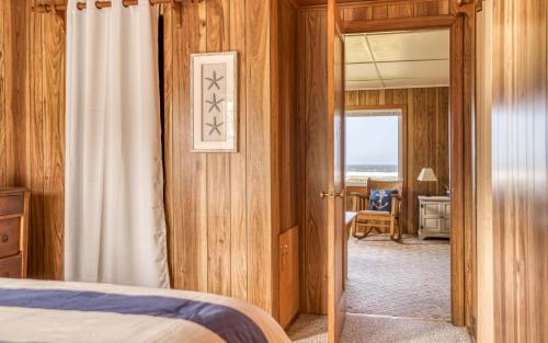um quarto com uma cama e vista para o oceano em Rockaway Twin View - Meredith Lodging em Rockaway Beach