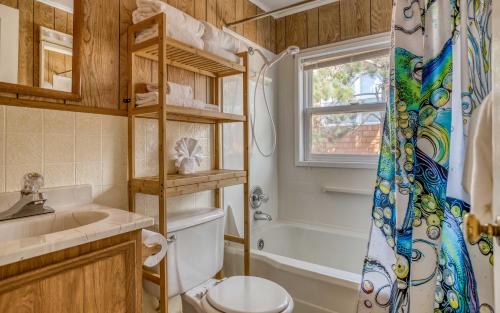 uma casa de banho com um lavatório e um chuveiro. em Rockaway Twin View - Meredith Lodging em Rockaway Beach