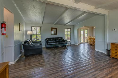 Χώρος καθιστικού στο Quaint Asheboro Home about 1 Mi to North Carolina Zoo!