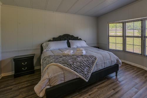 Ένα ή περισσότερα κρεβάτια σε δωμάτιο στο Quaint Asheboro Home about 1 Mi to North Carolina Zoo!